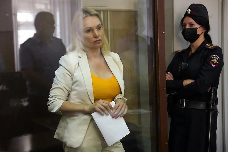Marina Ovsyannikova resta ai domiciliari: &egrave; sorvegliata h24