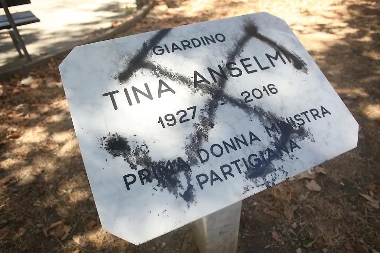 Torino, sfregiata con una svastica la targa dedicata a Tina Anselmi