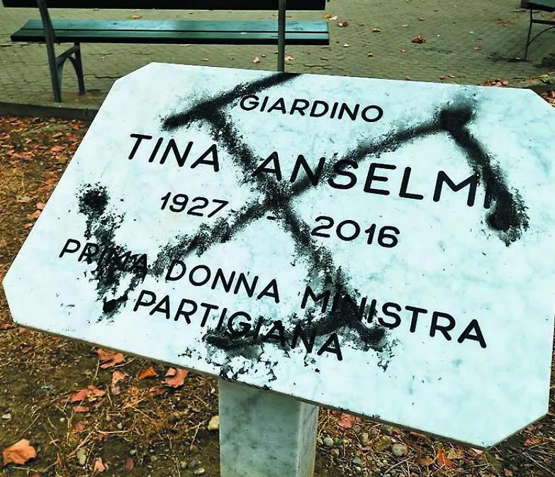 Torino, svastica sulla targa dedicata a Tina Anselmi