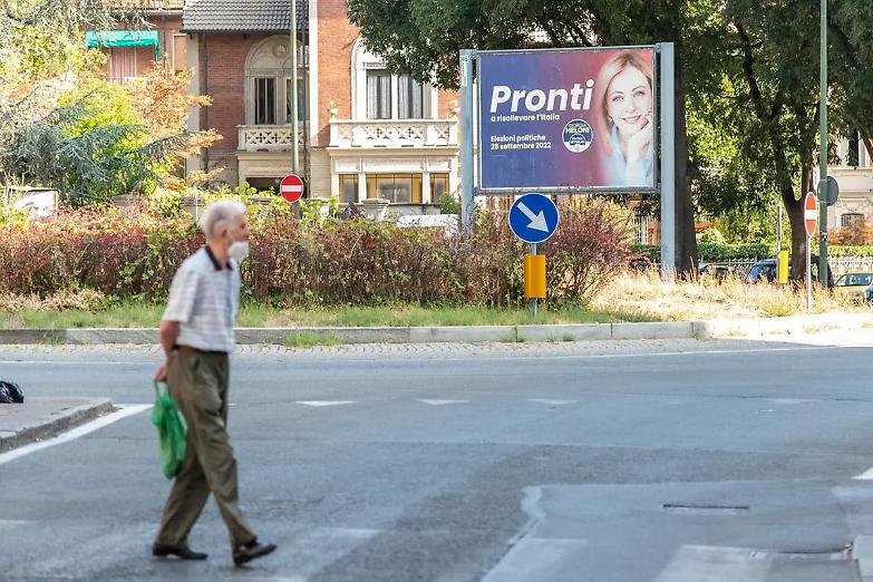 Sotto la guerra delle liste le macerie della politica