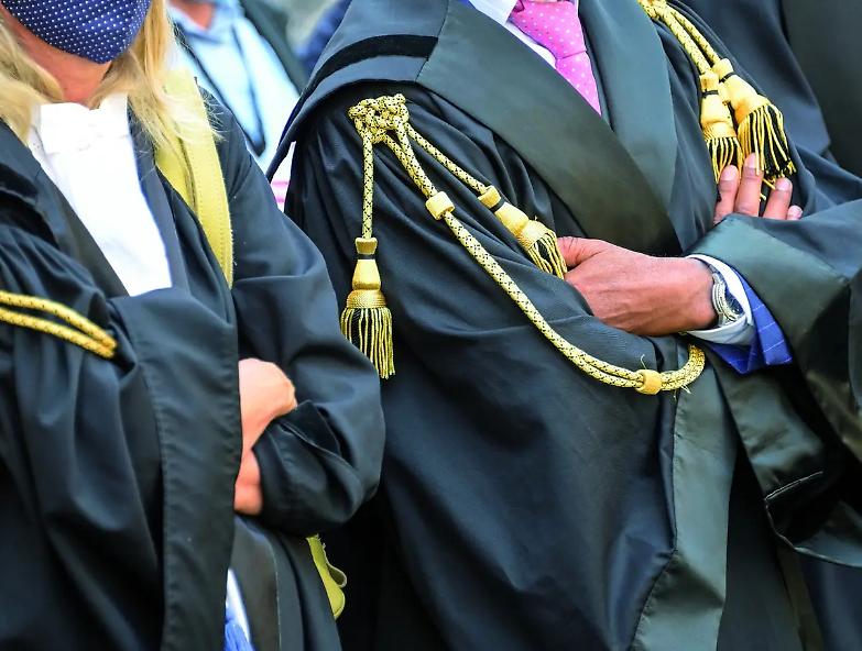 Decoro del legale: l&rsquo;obbligo vale sempre (come per i giudici)