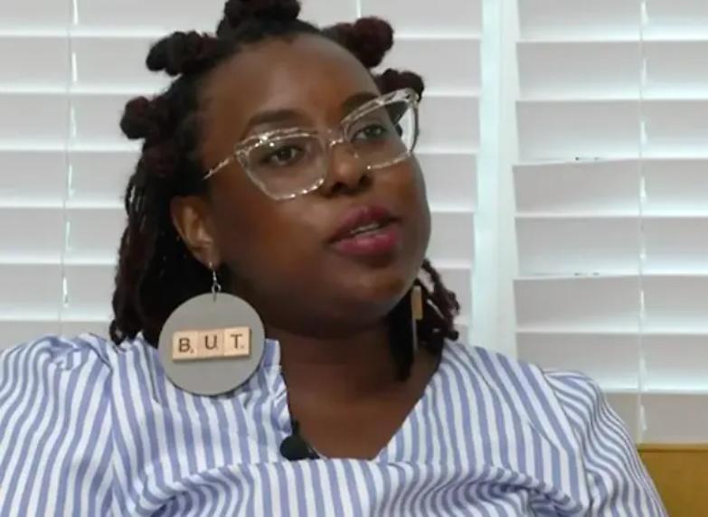 Agente punta la pistola contro una donna incinta: la prova in un video