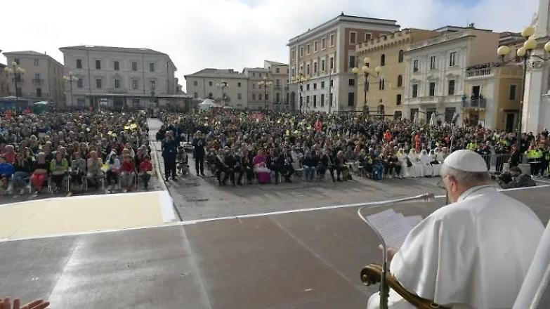 Il Papa all'Aquila: &laquo;Serve impegno lungimirante per ricostruire&raquo;