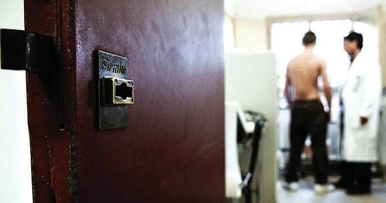 Non cammina, ha perso 50 chili ed &egrave; quasi cieco. Ma resta in carcere