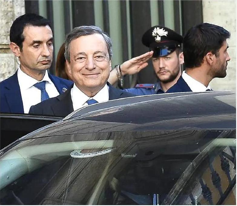 Al teatro della politica Draghi &egrave; diventato Figaro: tutti lo cercano, tutti lo vogliono