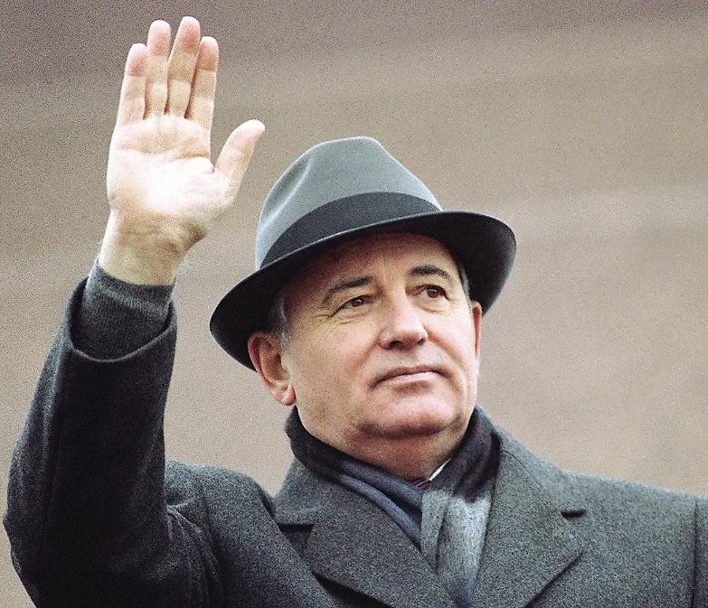 Quel caldo abbraccio romano che avvolse Gorby nell&rsquo; 89 con la bandiera rossa sul Colle