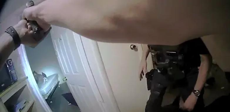 Usa, video choc: agente uccide un afroamericano disarmato nel suo letto