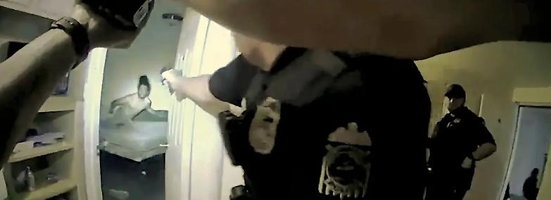 La polizia uccide un afroamericano disarmato nel suo letto