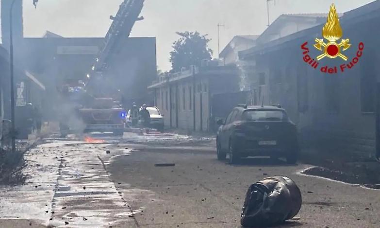 Incendio a San Giuliano Milanese, a fuoco un'azienda chimica