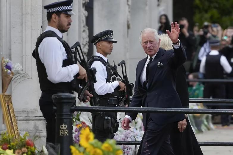 Bagno di folla per Carlo a Buckingham Palace. Domani la proclamazione