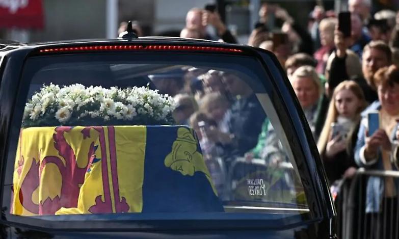 Il feretro di Elisabetta II verso Londra: prima tappa a Edimburgo