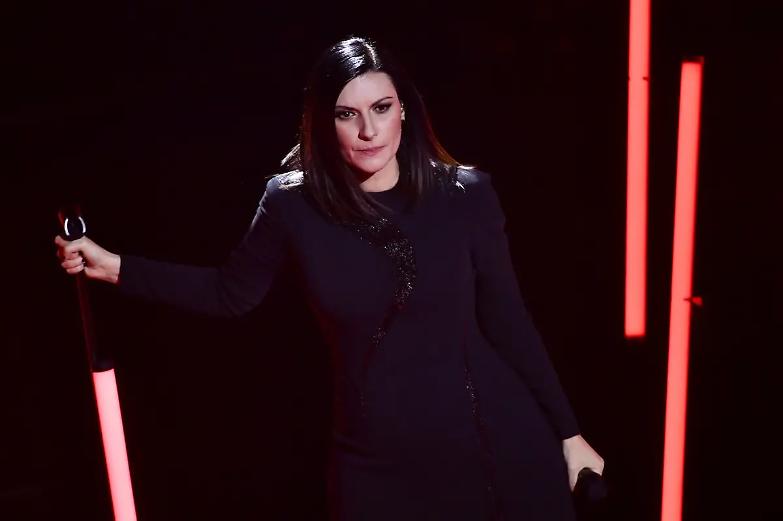 Bufera su Laura Pausini che non intona Bella ciao, lei: "Non mi usate per fare propaganda"