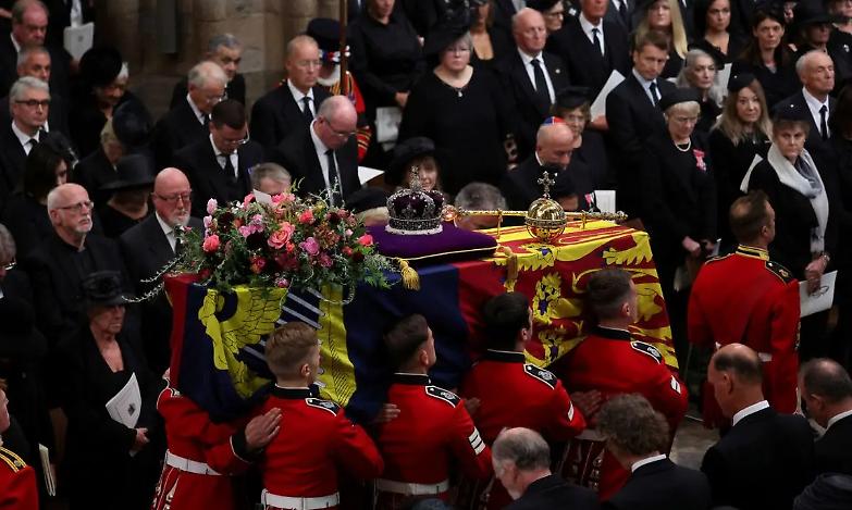 Funerali della regina Elisabetta II, conclusa la funzione solenne. Harry e Andrea senza divisa militare