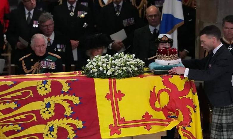 Funerali della Regina Elisabetta II, chiusa al pubblico la camera ardente