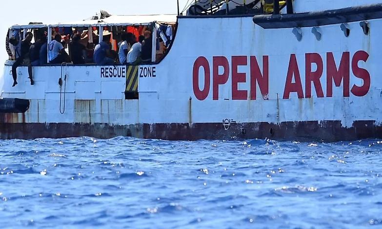 Nuovo sbarco di migranti, sulla Open Arms 402 persone e un cadavere. Si cerca un porto sicuro