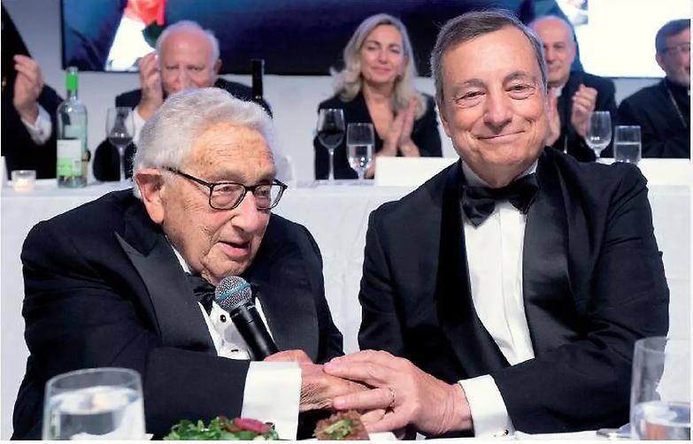 Draghi, &laquo;l&rsquo;amico&raquo; di Biden omaggiato negli Usa. E lui parla di giovani e democrazia