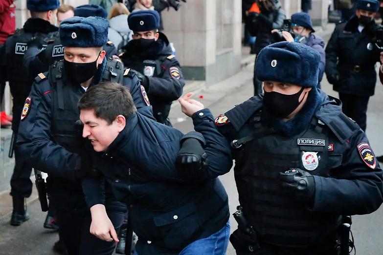 Putin e la minaccia nucleare: &laquo;Non sto bluffando&raquo;. Proteste e arresti in tutta la Russia