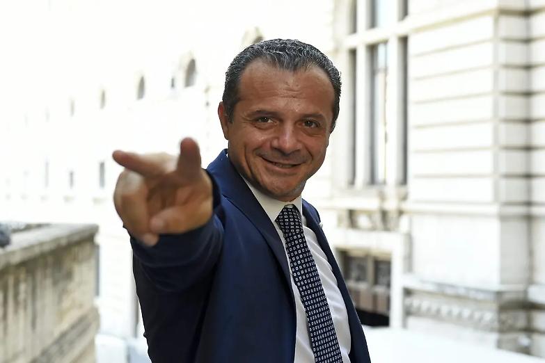 L'impresa (im)possibile di Cateno De Luca: dopo il colpo in Sicilia, la sfida a Taormina