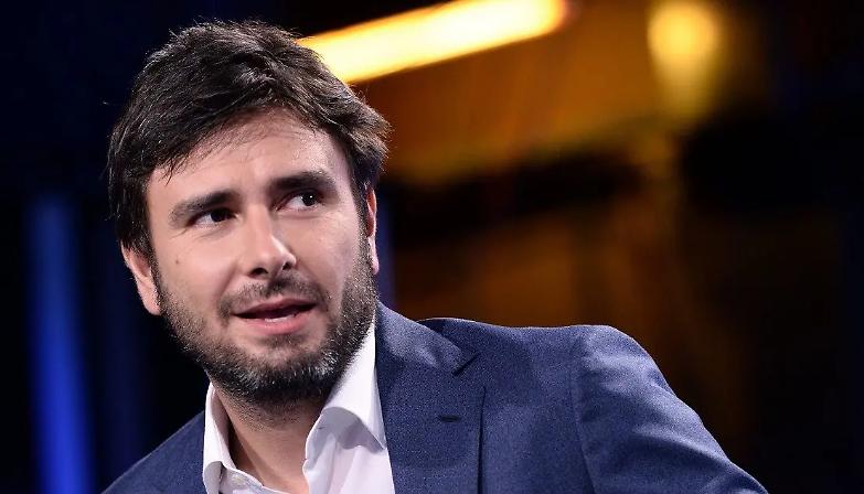 Di Battista gela di Maio: "Ora si prenda una laurea e stia lontano dalla politica"