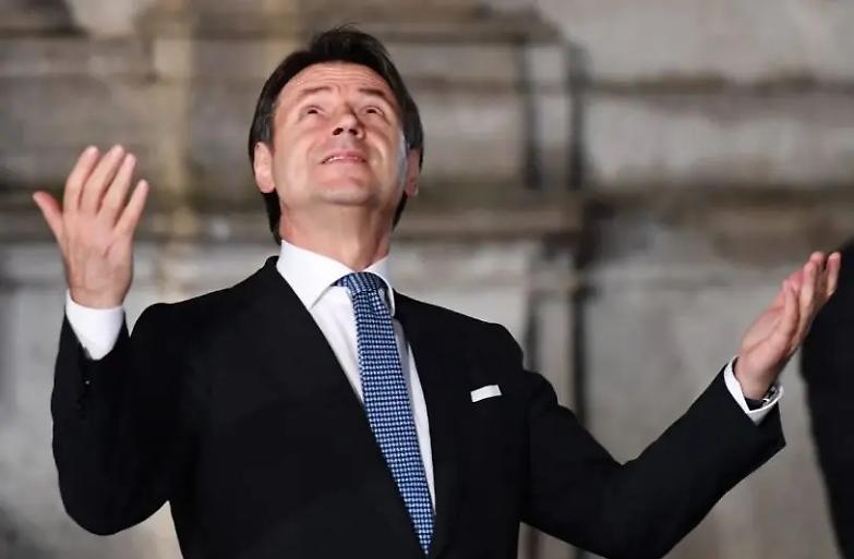 Dimezza i consensi ma viene incoronato vincitore. Lo strano trionfo di Conte