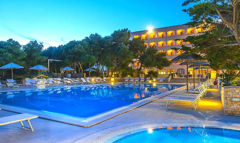 Caroli hotels chiude i battenti: arriva una bolletta da 500mila euro. A casa trecento lavoratori