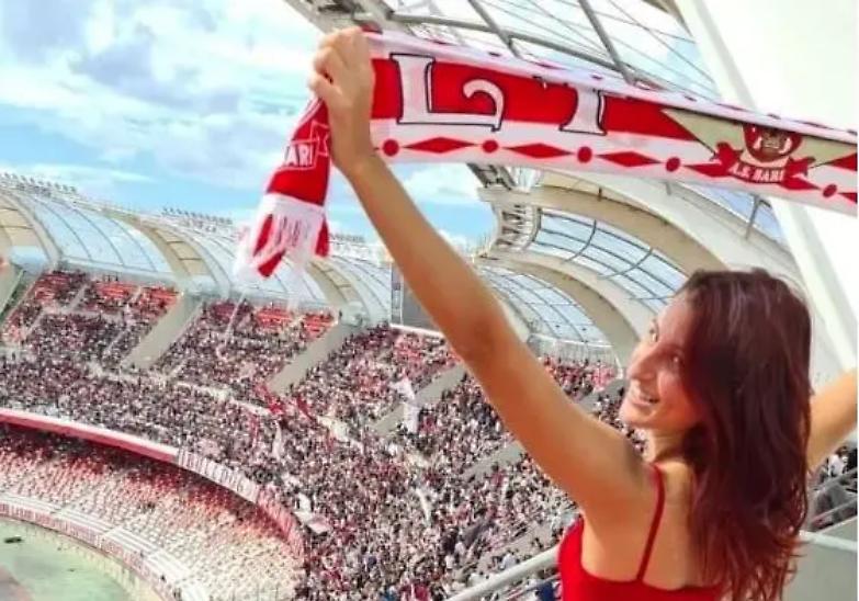 Tifosa del Bari mostra il sedere allo stadio, scatta l'indagine per "atti osceni"