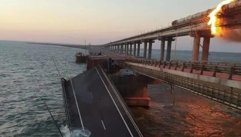 Colpito il ponte di Kerch: &laquo;Ci&ograve; che &egrave; illegale va distrutto&raquo;