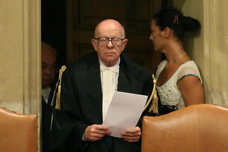 &laquo;Alterato l'audio del giudice che disse: contro Berlusconi un plotone di esecuzione&raquo;