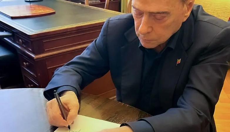 Berlusconi torna in Senato: "Eccomi di nuovo qui". FdI: "Presidenti delle Camere, c'&egrave; l'accordo"