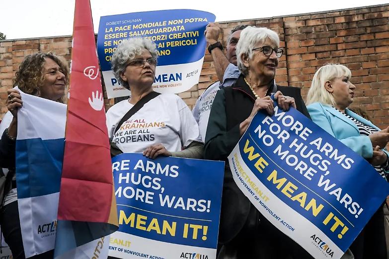 &laquo;Pace per l&rsquo;Ucraina&raquo;. Il grido del sit-in sotto l&rsquo;ambasciata russa