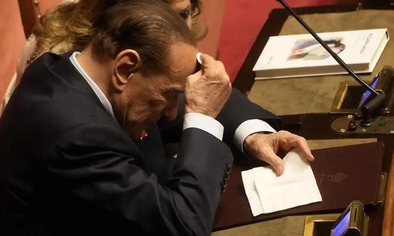 Berlusconi furioso: il centrodestra si lacera alla prima occasione utile