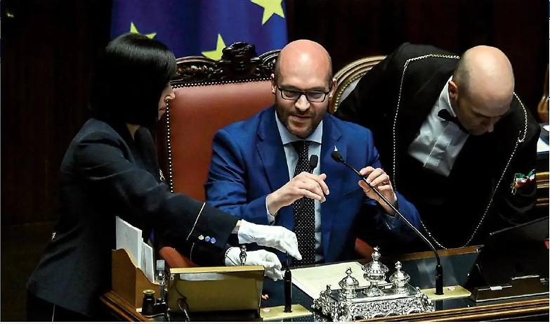 Centrodestra unito Fontana presidente tra le proteste delle opposizioni