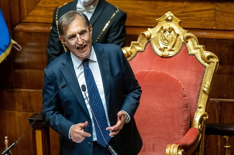 Stella a 5 punte e minacce contro La Russa in sede Fratelli d'Italia a Roma