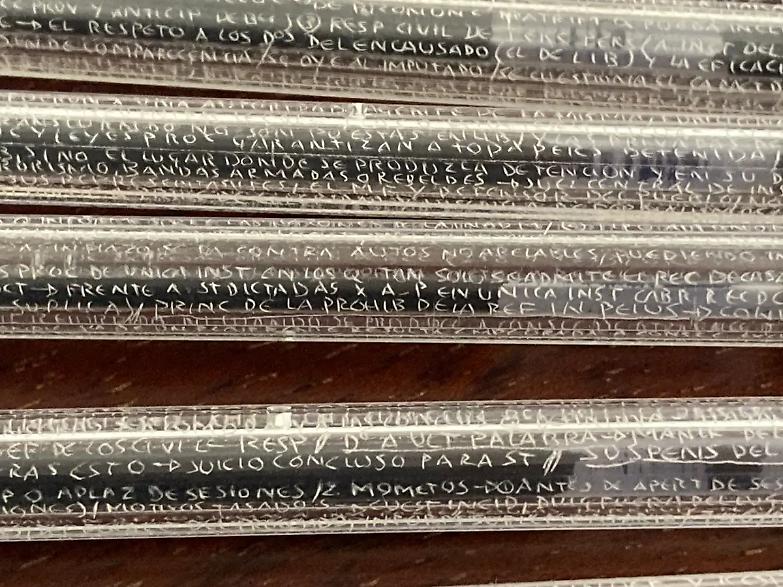 Il tweet virale della prof spagnola: &laquo;Gli appunti del codice di procedura civile copiati sulle penne&raquo;