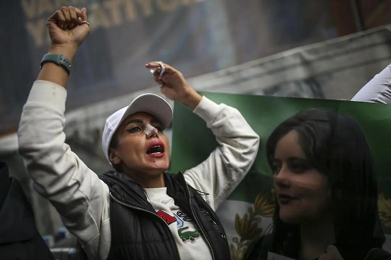 Iran, 16enne muore dopo blitz della polizia: si era rifiutata di cantare l'inno