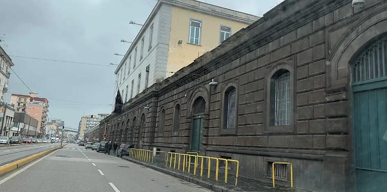 Napoli, droga e cellulari in carcere: arrestato il garante dei detenuti