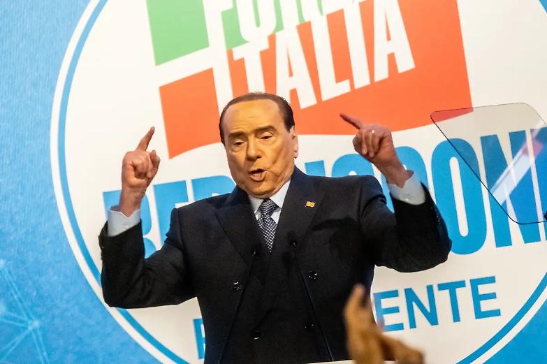 Berlusconi resta ancora quell&rsquo;anomalia politica con cui fare i conti