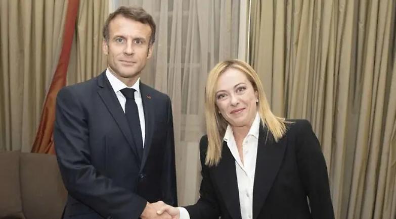 Macron a Roma vede Meloni. Lui: &laquo;Dobbiamo farcela insieme&raquo;. Lei: &laquo;Incontro cordiale&raquo;