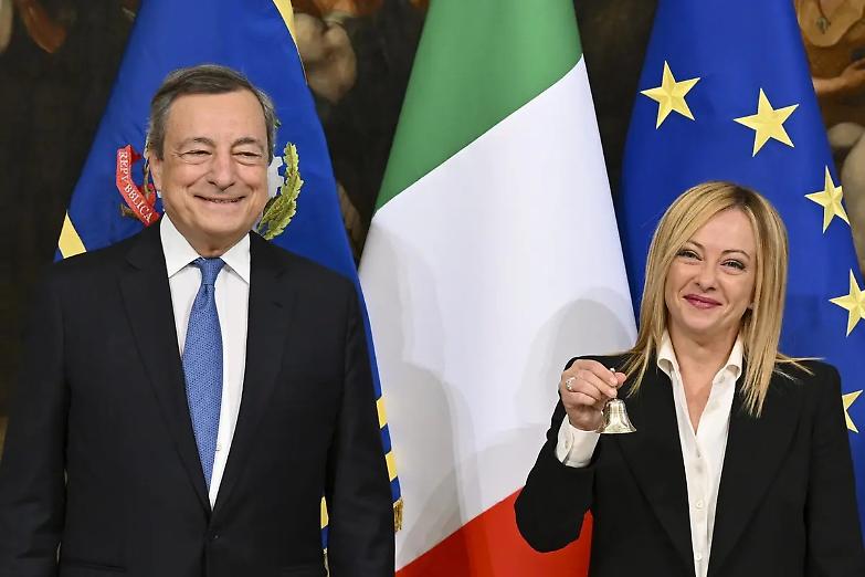 La campanella da Draghi a Meloni, poi il primo Cdm a palazzo Chigi: &laquo;Siate leali&raquo;
