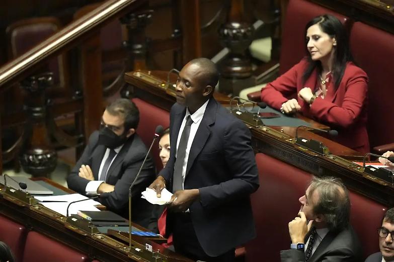 Soumahoro: "Meloni mi d&agrave; del tu? Tra underdog viene naturale..."