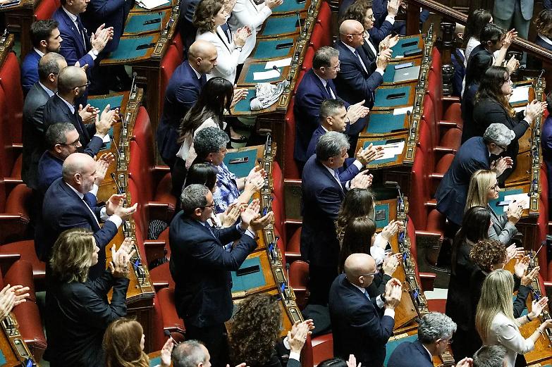 In piedi per Papa Francesco. Ma per i militari morti, la sinistra rimane seduta