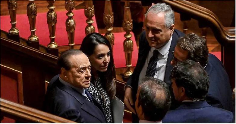 S&igrave; alla fiducia in Senato Ora il governo Meloni &egrave; partito. Show di Renzi e Berlusconi