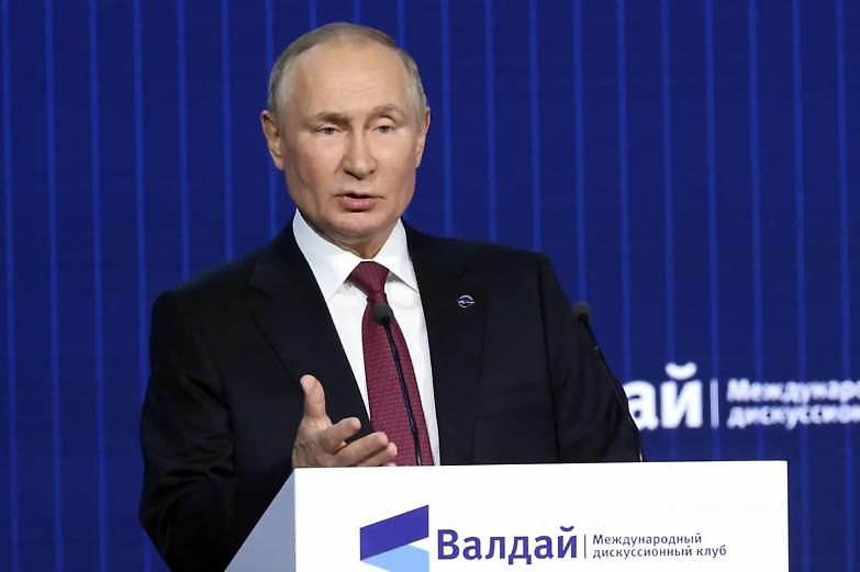 Putin: "Gender e parate gay? L'Occidente non pu&ograve; imporci i suoi valori"