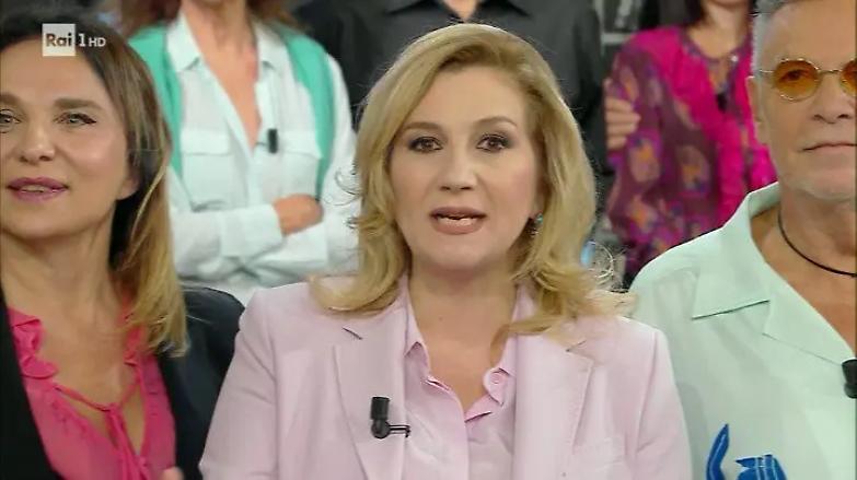 Memo Remigi palpeggia Jessica Morlacchi in diretta tv: sospeso dal programma