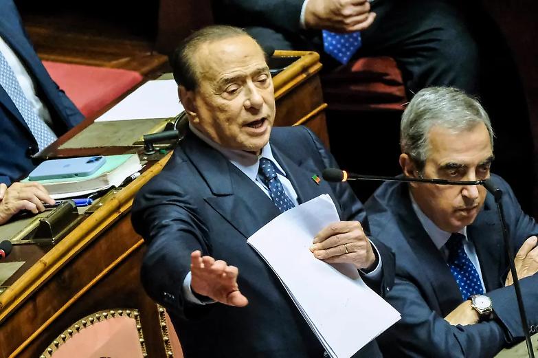 Berlusconi a tutto campo sulla guerra: &laquo;La Vodka uno scherzo. Negoziato? Basta armi&raquo;