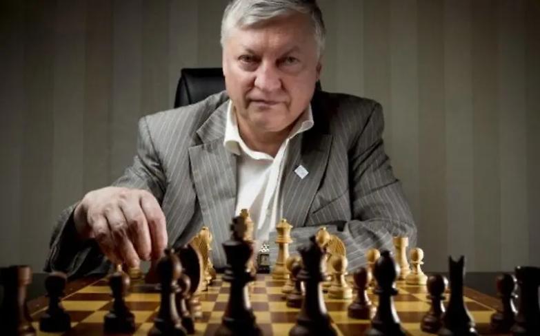 L'ex campione di scacchi Karpov trovato ubriaco e ferito davanti la Duma: &egrave; in coma