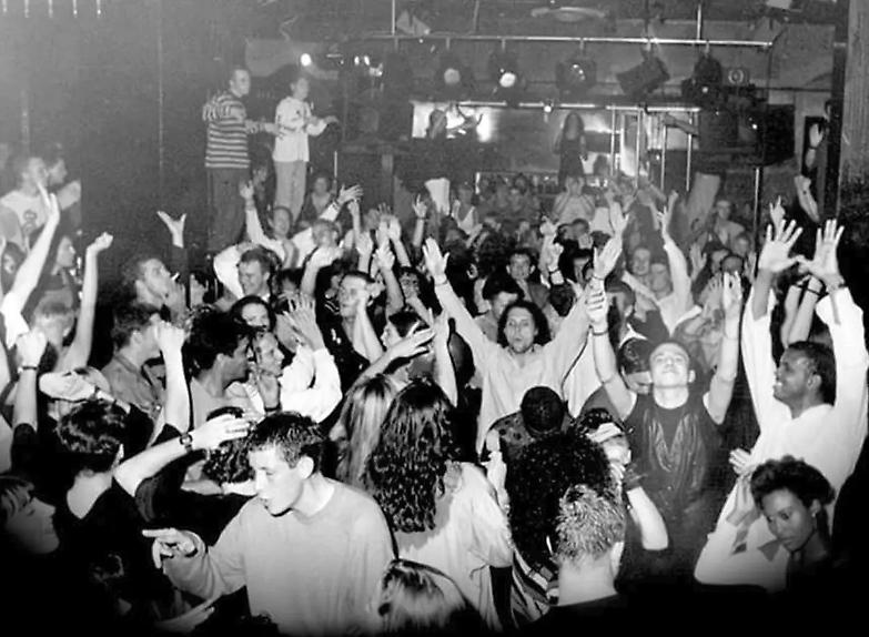 Quarant&rsquo;anni di rave &ldquo;illegali&rdquo;: dagli anti- Thatcher alla &ldquo;generazione Z&rdquo;