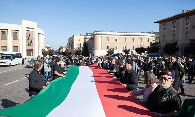 Otto indagati per il "rave" di Predappio: saluto romano e ostentazione di simboli fascisti