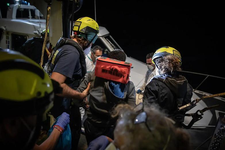 Migranti, nuovo appello delle Ong. No della Norvegia, Parigi tende la mano: "Non li lasceremo alla deriva"