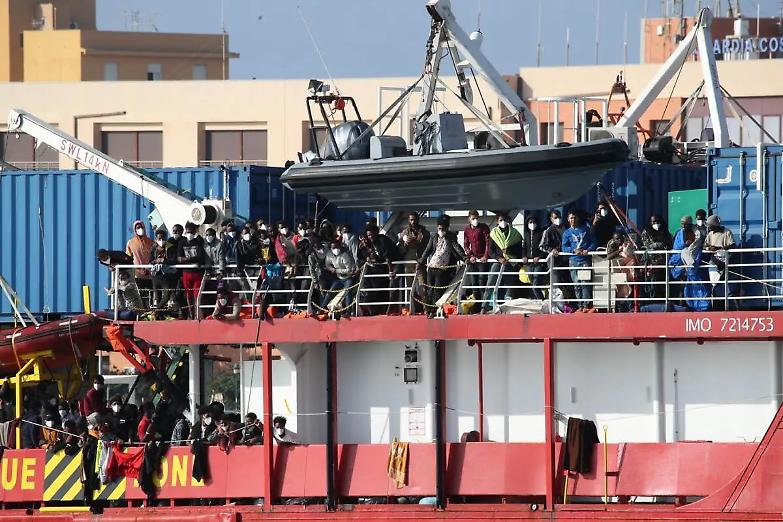 Geo Barents, concesso lo sbarco solo a 100 migranti